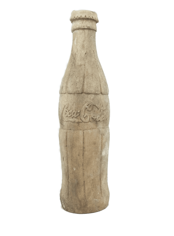 Bouteille de Coca cola en bois sculpté