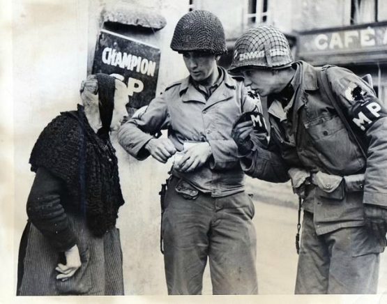 SIFFLET US EN PLASTIQUE -MILITARY POLICE – Image 6